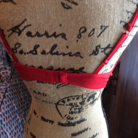 Red bra - Picture 3 of 4